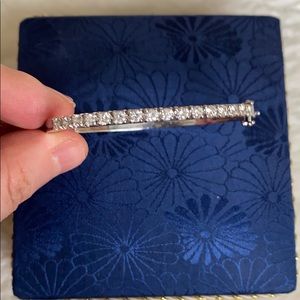 Classic Diamond bangle in 14k white gold